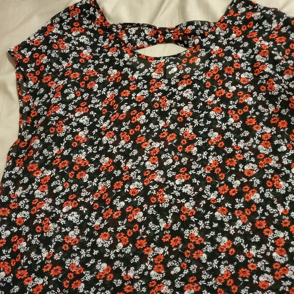 Torrid Blouse Top Sz 2 with 💀 skulls